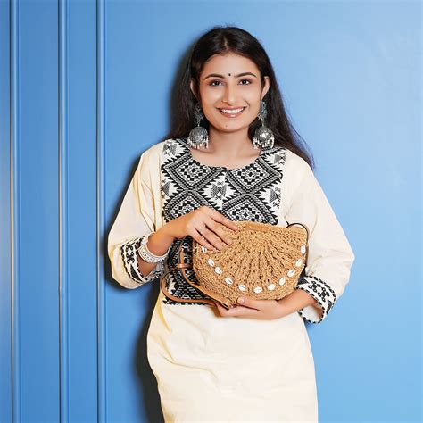 Qamaz -Raffia-Sling Bag with Sea Shells- Natural – METEAMO