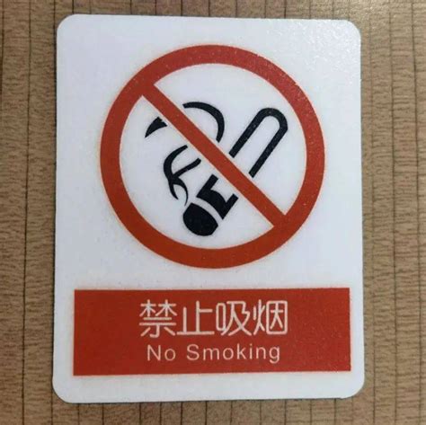 女子高铁抽烟触发烟雾报警器，车长霸气回怼：在高铁上吸烟违法！_传感器