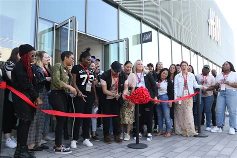 Stores report high traffic on first shopping day at Staten Island’s ...