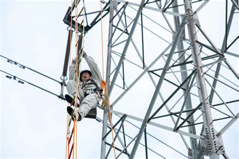 硬核电力工人特高压线路上带电作业-名城苏州新闻中心