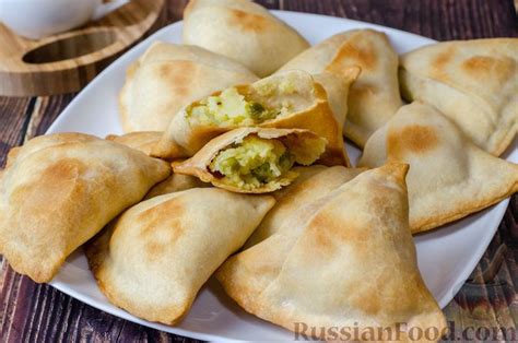 Рецепт: Самосы с консервированным горошком, картошкой и луком на ...