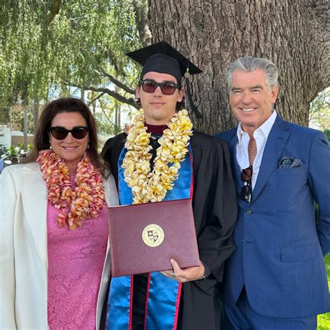 Pierce Brosnan: Ποζάρει με καμάρι στην αποφοίτηση του γιου του - Η τρυφερή ανάρτηση της Keely ...