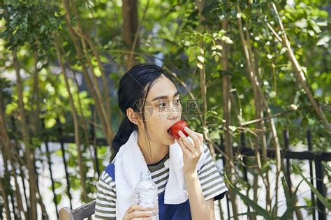户外女人吃西红柿高清图片下载-正版图片502304878-摄图网