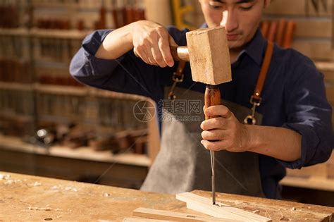 男性木匠工人给木材打孔高清图片下载-正版图片501667534-摄图网