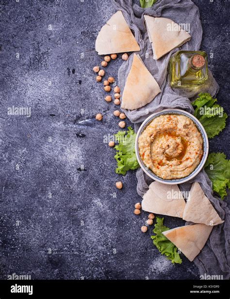 Hummus and pita bread Stock Photo - Alamy