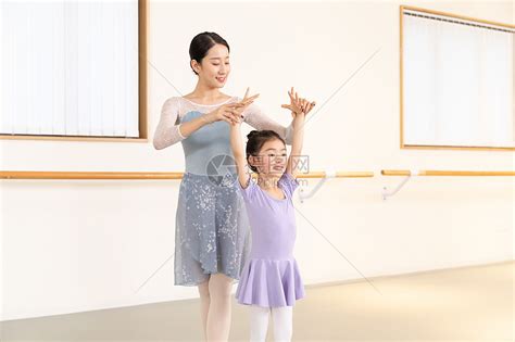 芭蕾舞老师教小朋友舞蹈高清图片下载-正版图片501766191-摄图网