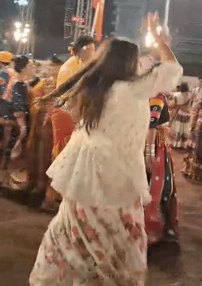 Young woman appears in 'morni' getup in Jaipur's Abhivyakti Garba ...