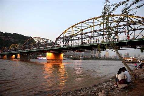 黄河铁桥 一对恋人依偎在母亲河的怀抱，一座古老的铁桥见证了一座城市的变迁。黄河第一桥也叫中山桥。 - 中国国家地理最美观景拍摄点