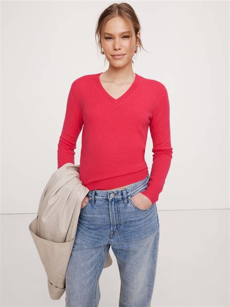 Lightweight Cashmere V-Neck Sweater | Banana Republic