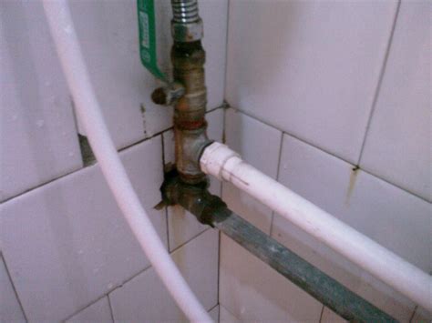 厕所下水管漏水要怎么办？卫生间下水管漏水原因？ - 房天下装修知识