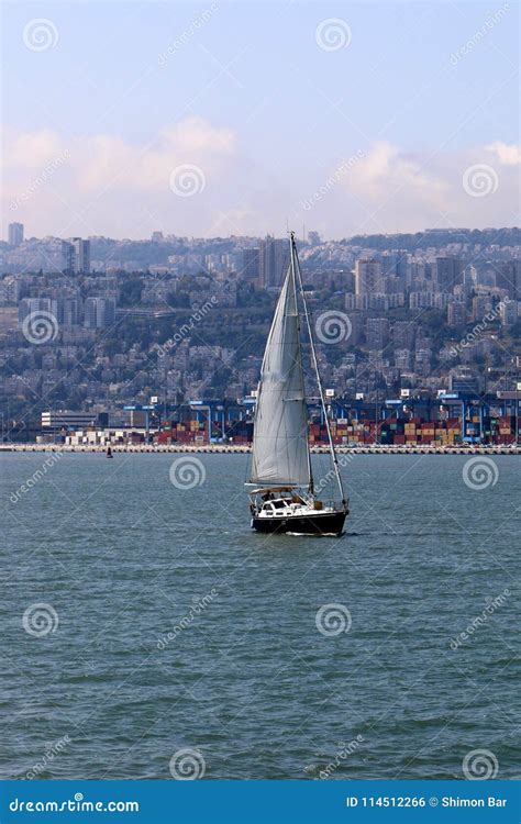 Haifa - Un Puerto En Israel Foto de archivo - Imagen de embarcadero, historia: 114512266
