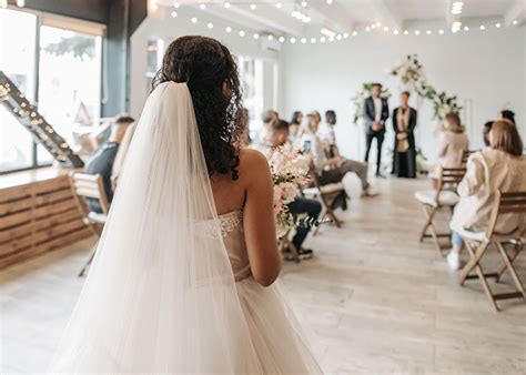 Entire Wedding Party Shares Bride 的图像结果