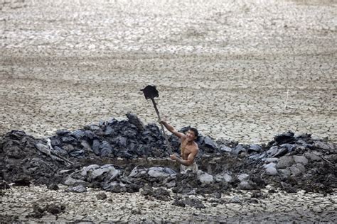 图文：村民独自一人挖地找水_新闻中心_新浪网