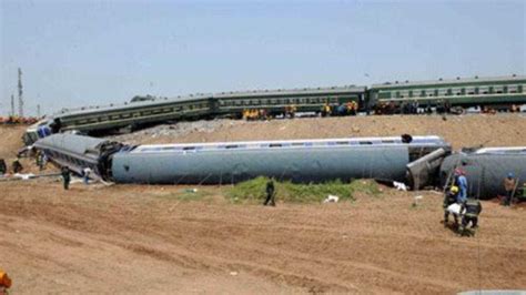 土耳其发生火车与挖掘车相撞事故 致4死19伤_新闻中心_新浪网