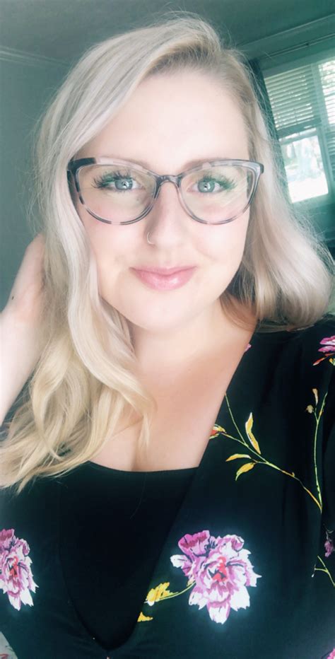 Daphne Dare Women Pornstar Blonde Blue Eyes Shoulder Length Hair