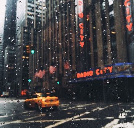 下雨中的城市街景和人物在雨中唯美图片_唯美图片_3g图片大全