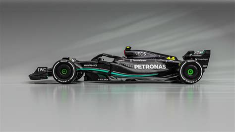 Mercedes presenta el W14: vuelve el color negro y el deseo de ganar