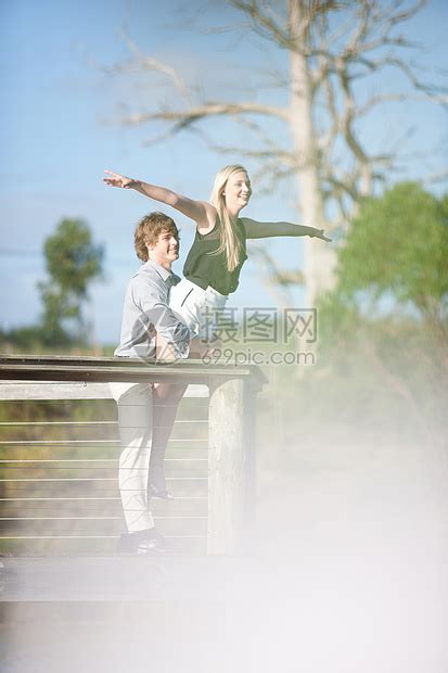 男人在木甲板上抱着女朋友高清图片下载-正版图片501829570-摄图网