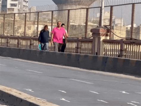Despite barricading and restrictions on movement on Subhash Bridge ...