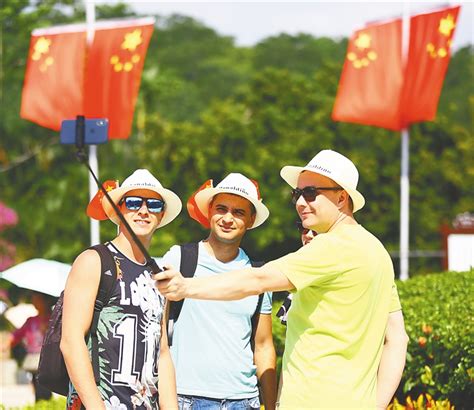 外国人来中国旅游，自称：中国景区什么都好，就是门票贵了点|外国人|景区|门票_新浪新闻
