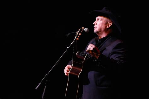 Garth Brooks Remaking 'Friends in Low Places' With George Strait, Keith ...