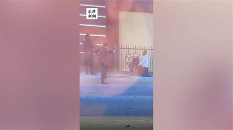 担心嫌犯扔刀，美国警察向一名双腿截肢的非裔连开10枪_凤凰网视频_凤凰网