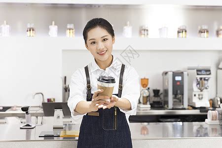 饮品店女性服务员端着咖啡高清图片下载-正版图片501752901-摄图网