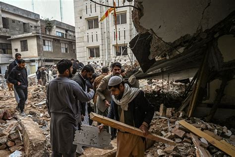 Pakistan mosque suicide bomber 'was in police uniform'