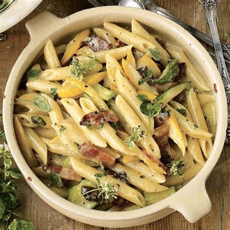 Jamie Oliver: pasta carbonara met courgette   en room  