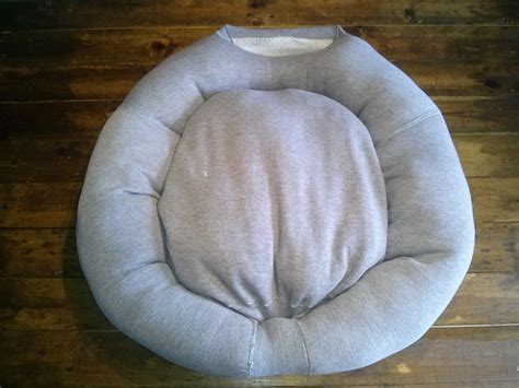 how to make pet bed from sweater