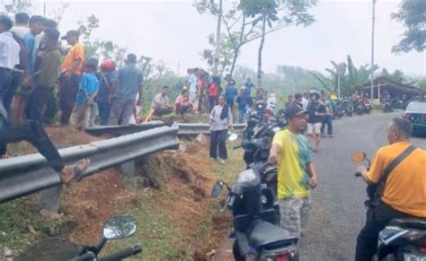 Kecelakaan di Jalur Letter S Cikidang, Truk Pupuk Terjun ke Jurang 100 ...