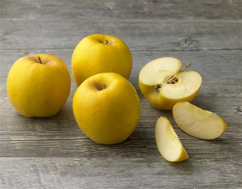 Apple Benefits: Types & Amazing Health Perks of Eating | FITPASS