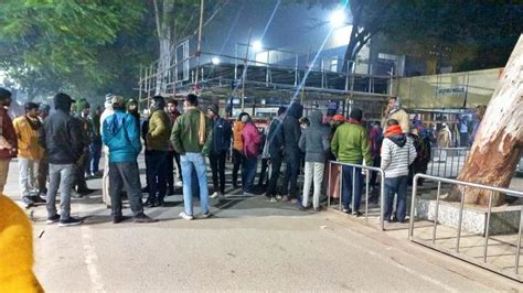 बिहार: पोस्टमार्टम हाउस का गेट तोड़ शव ले गए परिजन, जीवित समझकर ईसीजी ...