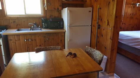 CEDAR GROVE COTTAGES FAMILY RESORT (Tobermory, Ontario) - Cottage ...