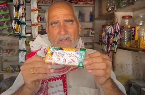 दुकान पर आए युवकों ने मांगा 10 रुपए का Parle-G बिस्किट और फिर... चौंका ...