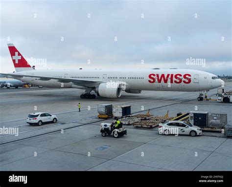 Swiss airlines airbus a350 hi-res stock photography and images - Alamy