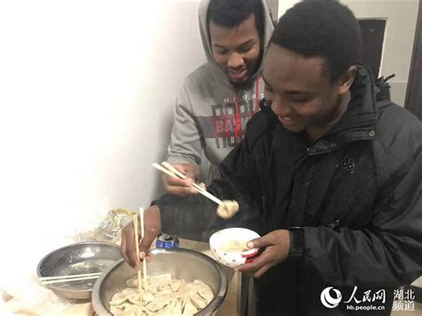 武汉一高校组织国外留学生包饺子 感受中国“年味”-国际在线