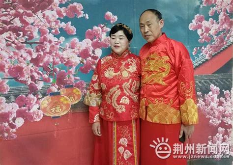 荆州20多对老年夫妻拍摄婚纱照 感受“不老爱情”-新闻中心-荆州新闻网
