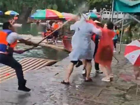 广西桂林一景区发生工作人员与游客互殴事件？官方回应：正在调查核实_腾讯新闻