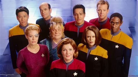 Star Trek: Voyager HD Wallpaper Featuring Iconic Crew Members