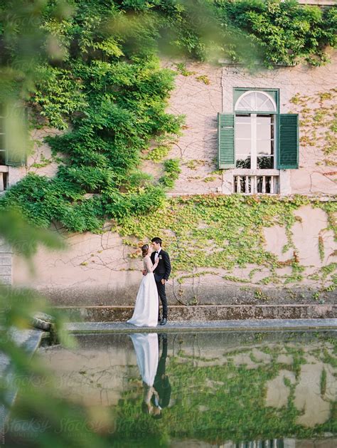 Child Bride Pond Scene 的图像结果