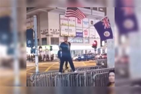 外籍男子在香港街头举起英美国旗，爱国人士一脚将其踹飞 #地球上只有一个中国_英美_国旗_爱国人士