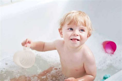 新生宝宝如何洗澡，洗澡顺序，水温多少合适，要准备哪些物品？