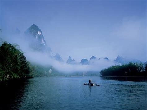 桂林山水甲天下 我们乘着船，荡漾在漓江上，来观赏桂林的山水。-青州小熊