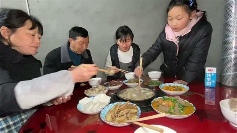 上海打工夫妻回农村过年，老婆午饭做了9道硬菜，农村生活很舒服 - YouTube