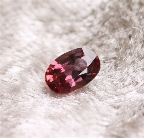 控えめながら凛とした美しさのディープなパープルピンクサファイア 0.36ct | パトラ・ジェム