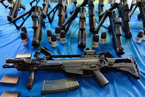 乌克兰军队清点武器,部分装备不翼而飞,有些零件也被偷卖了_凤凰网视频_凤凰网