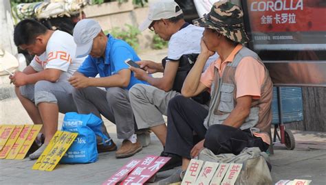高龄农民工陷两难困境：留城工作难找 返乡退休无靠|界面新闻 · 中国