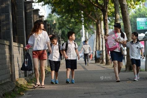 南阳市副市长到第二完全学校初级中学与孩子们共庆“六一”_地市_资讯_河南商报网