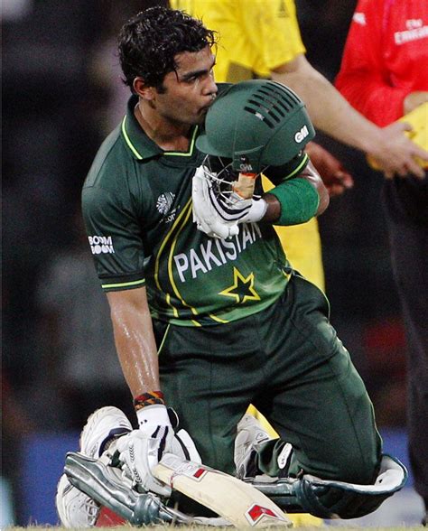 Umar Akmal kisses his helmet after Pakistan's win | ESPNcricinfo.com